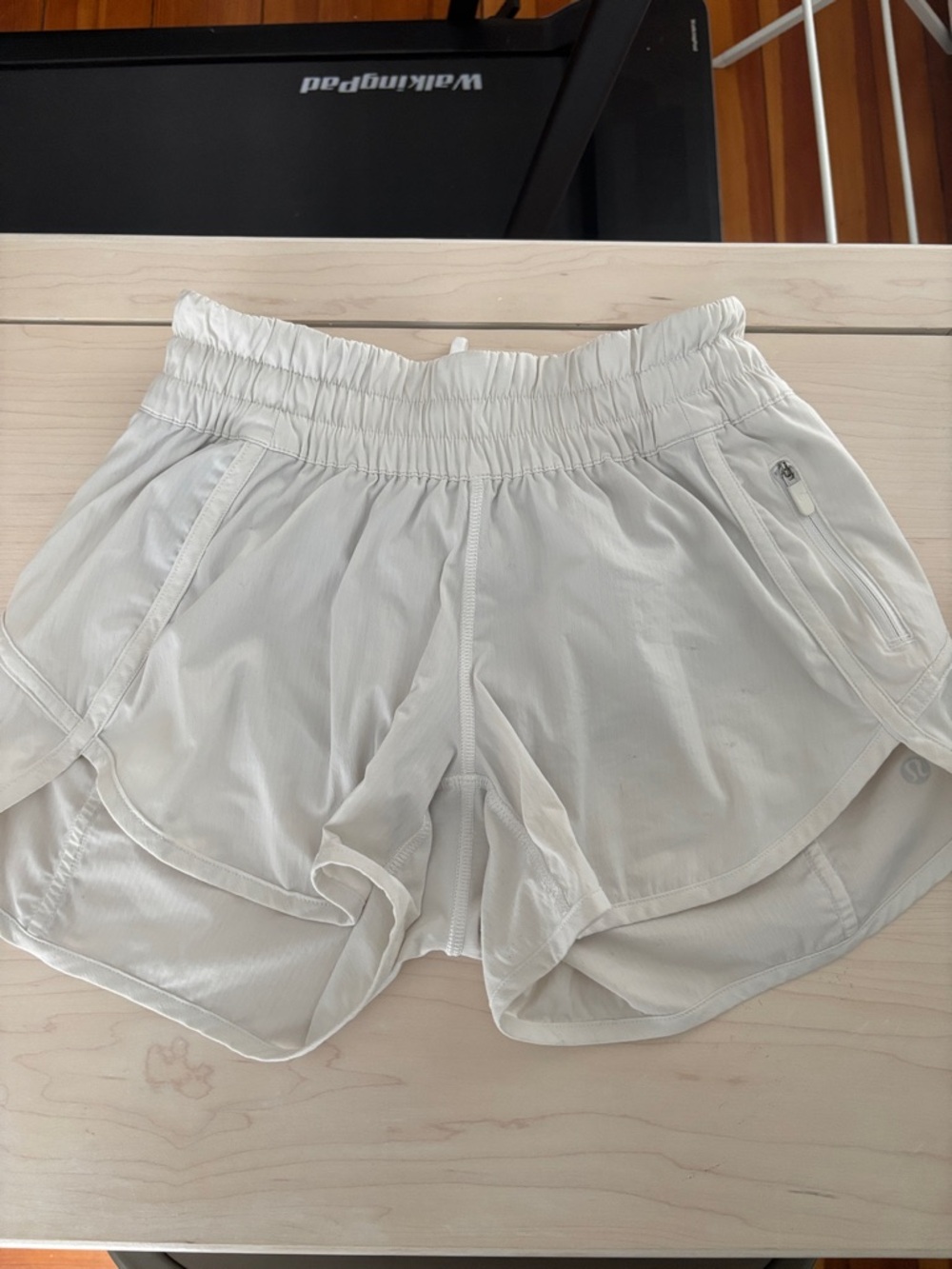 Lululemon women’s white Tracker short V